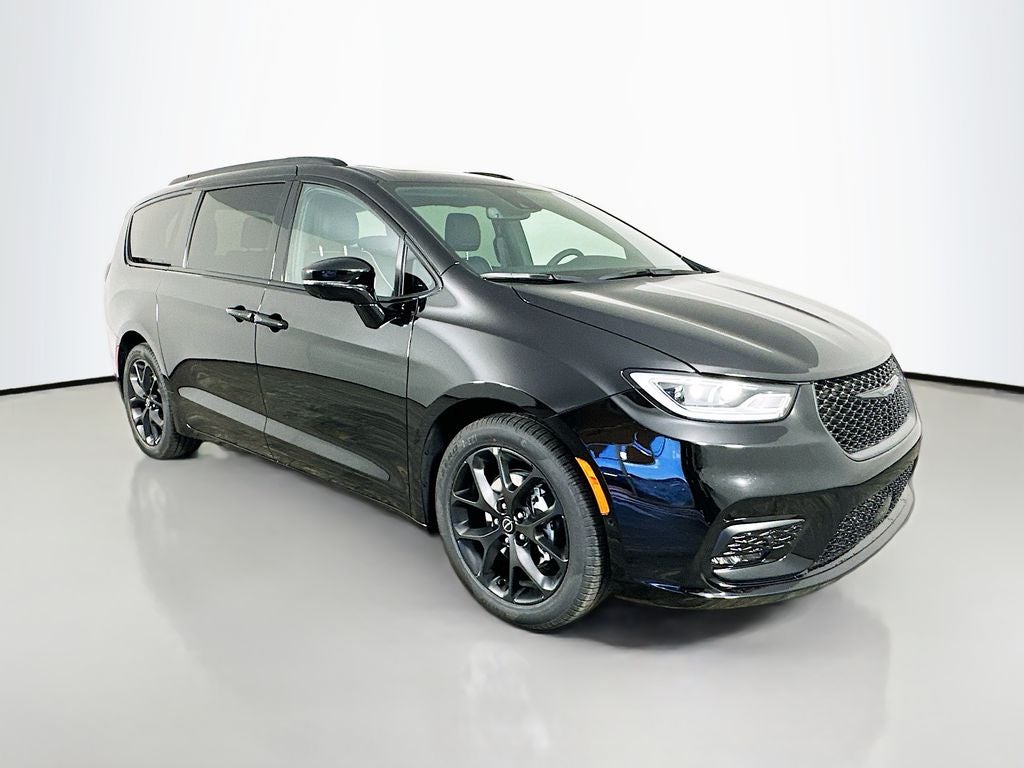 2026 Chrysler Pacifica PACIFICA LIMITED in Diamond Black Crystal Pearl-Coat Exterior Paint — front three-quarter view